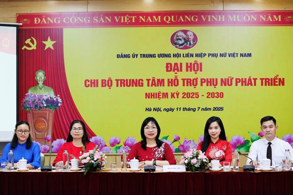 Chi bộ Trung tâm Hỗ trợ phụ nữ phát triển tổ chức thành công Đại hội nhiệm kỳ 2025 - 2030- Ảnh 1.