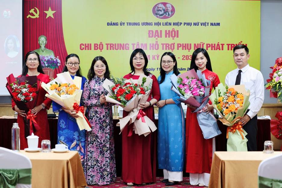 Chi bộ Trung tâm Hỗ trợ phụ nữ phát triển tổ chức thành công Đại hội nhiệm kỳ 2025 - 2030- Ảnh 4.