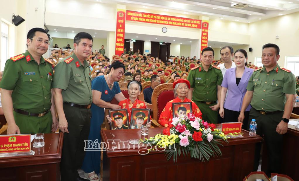 Các đại biểu trao di ảnh liệt sĩ tặng các Bà mẹ Việt Nam anh hùng.