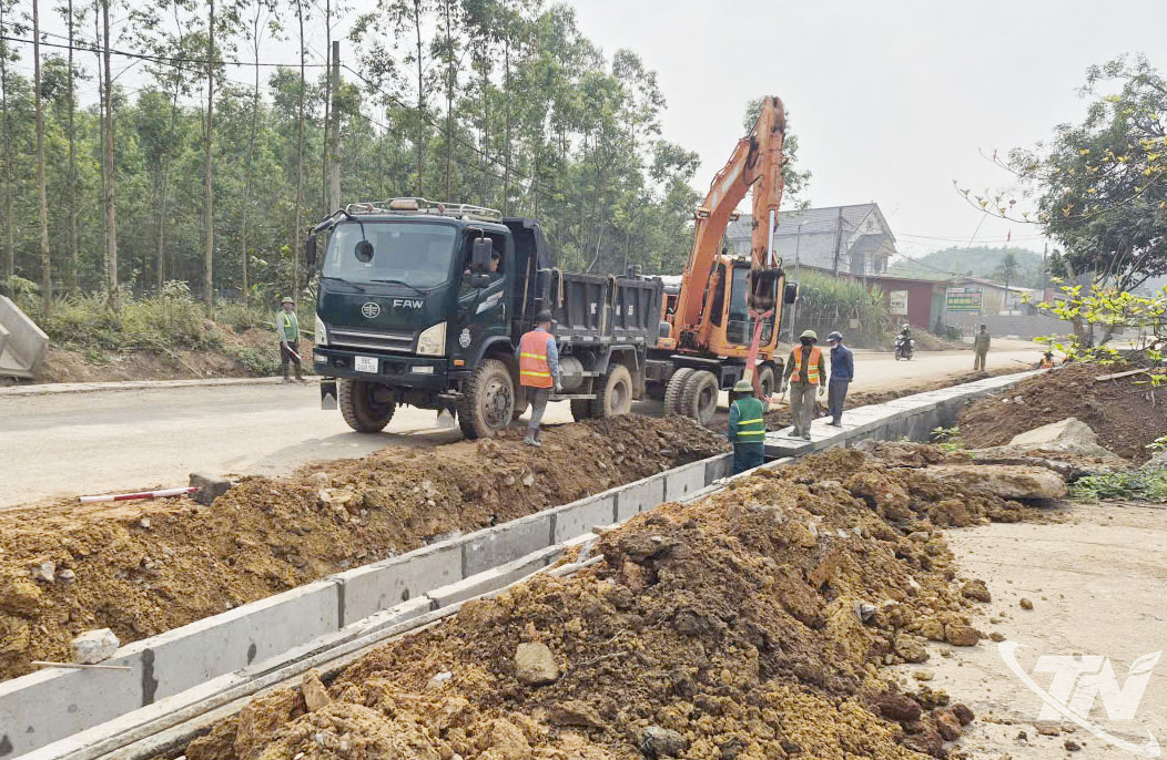 Nhà thầu đẩy nhanh tiến độ sửa chữa hư hỏng nền, mặt đường Quốc lộ 17 đoạn qua xã Trại Cau.