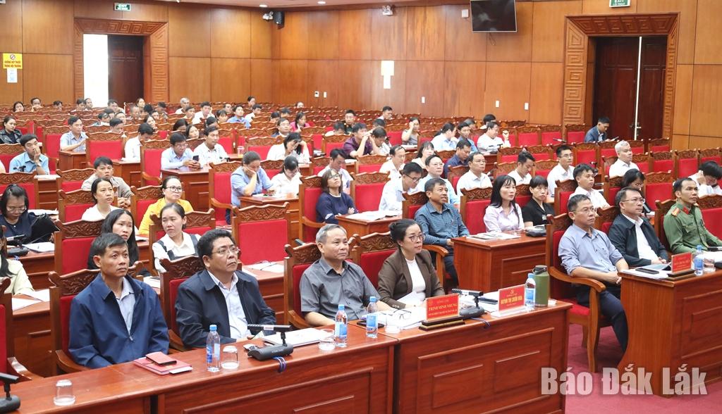 Phó Bí thư Tỉnh ủy Huỳnh Thị Chiến Hòa cùng các đại biểu tham dự hội nghị tại điểm cầu tỉnh Đắk Lắk. 