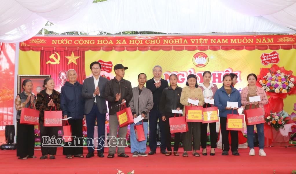 Đồng chí Giám đốc Sở Giáo dục và Đào tạo và đồng chí Phó Chủ tịch Ủy ban MTTQ Việt Nam tỉnh tặng quà cho các gia đình chính sách, gia đình có hoàn cảnh khó khăn.