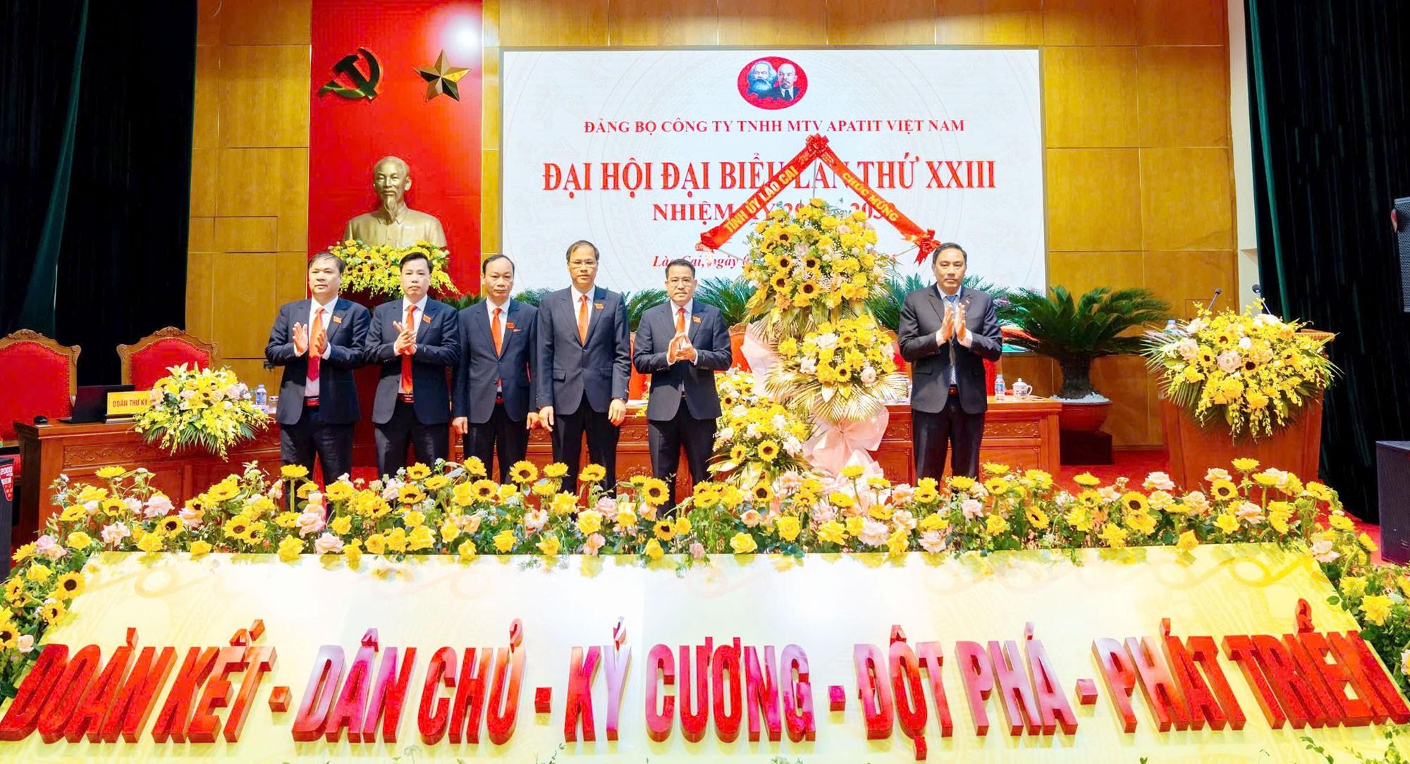 Đồng chí Hoàng Giang, Phó Bí thư Tỉnh ủy trao tặng lẵng hoa của Tỉnh ủy chúc mừng đại hội. bch12.jpg