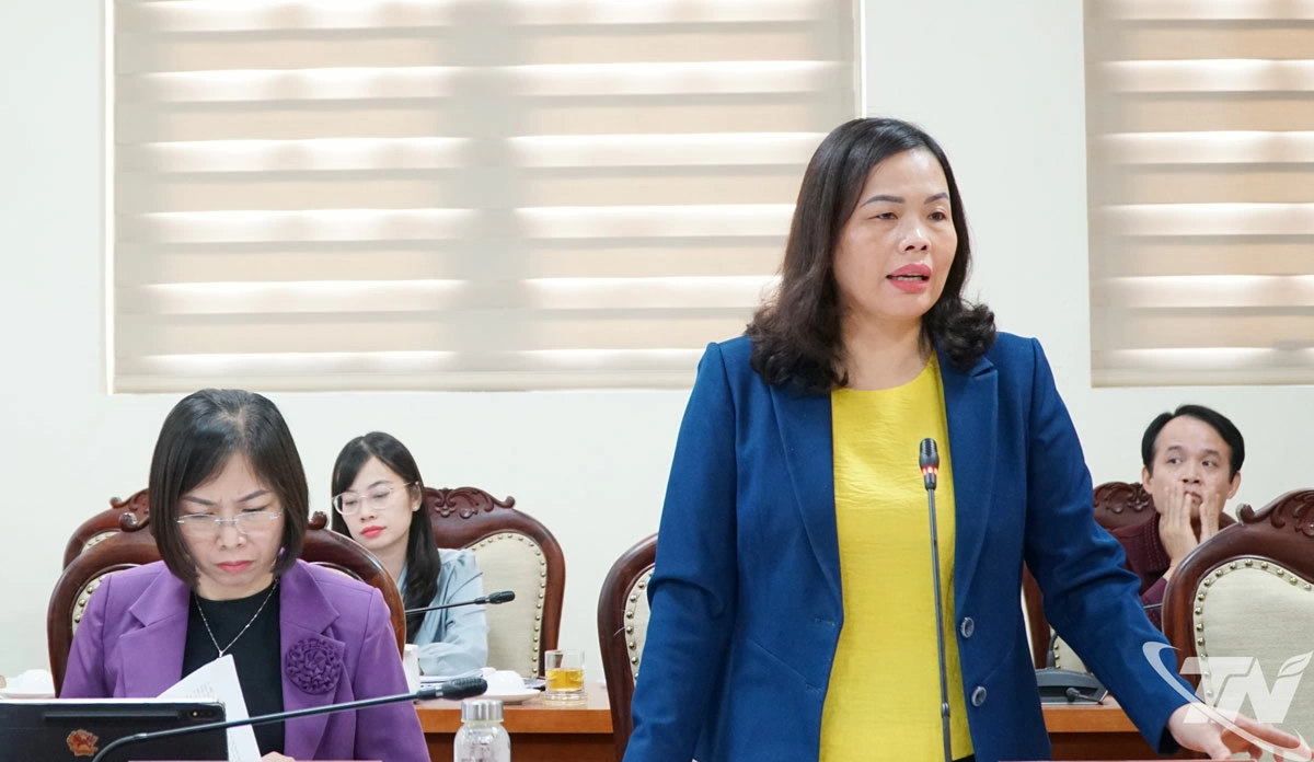 Đồng chí Trần Thị Lộc, Ủy viên Ban Thường vụ Tỉnh ủy, Phó Chủ tịch HĐND tỉnh phát biểu tại hội nghị.