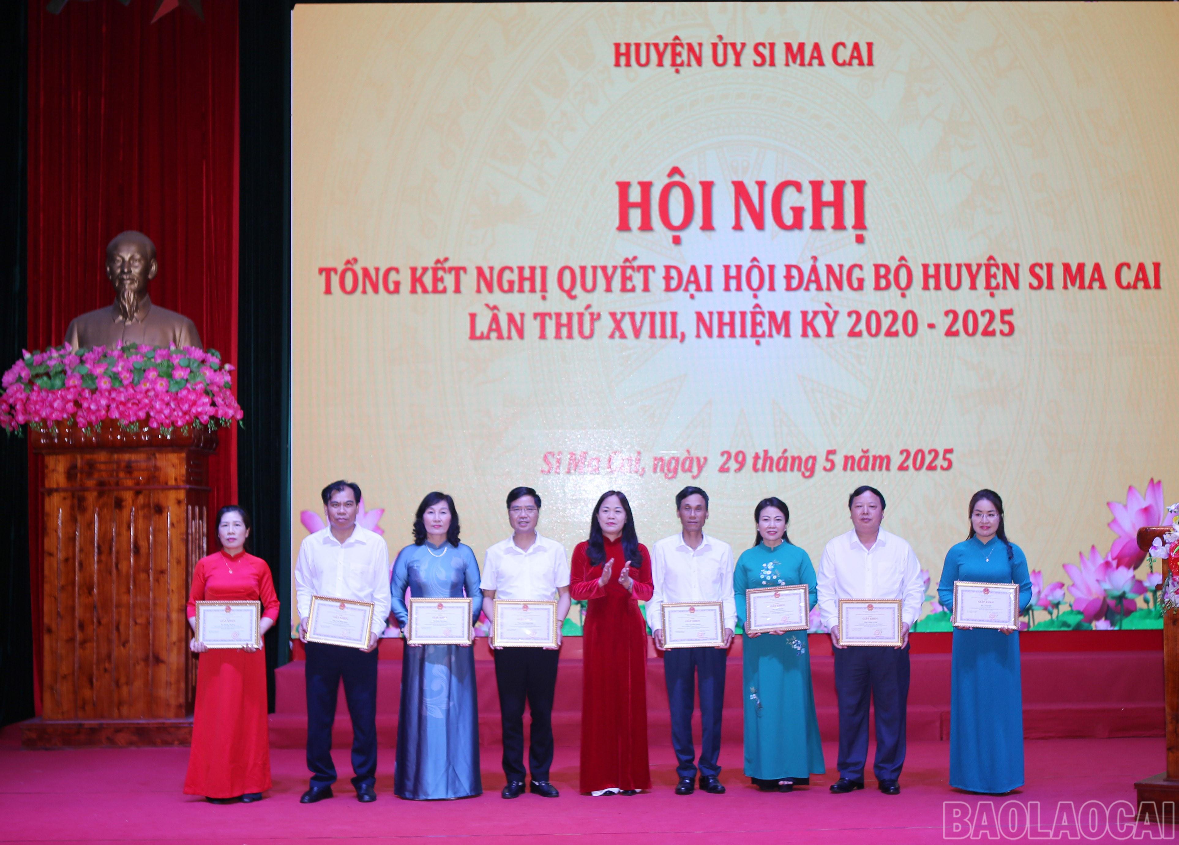Khen thưởng cho các tập thể, cá nhân xuất sắc. baolaocai-br_s-11.jpg