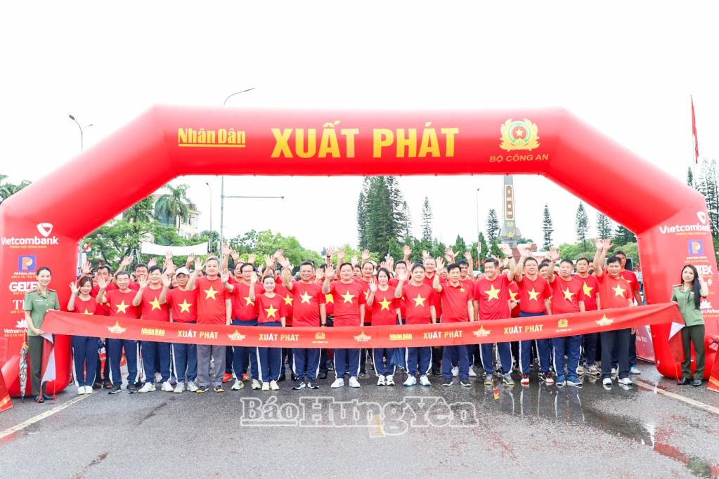 Đồng chí Chủ tịch UBND tỉnh Nguyễn Khắc Thận và các đại biểu ở vị trí xuất phát chương trình đi bộ toàn quốc “Cùng Việt Nam tiến bước”.