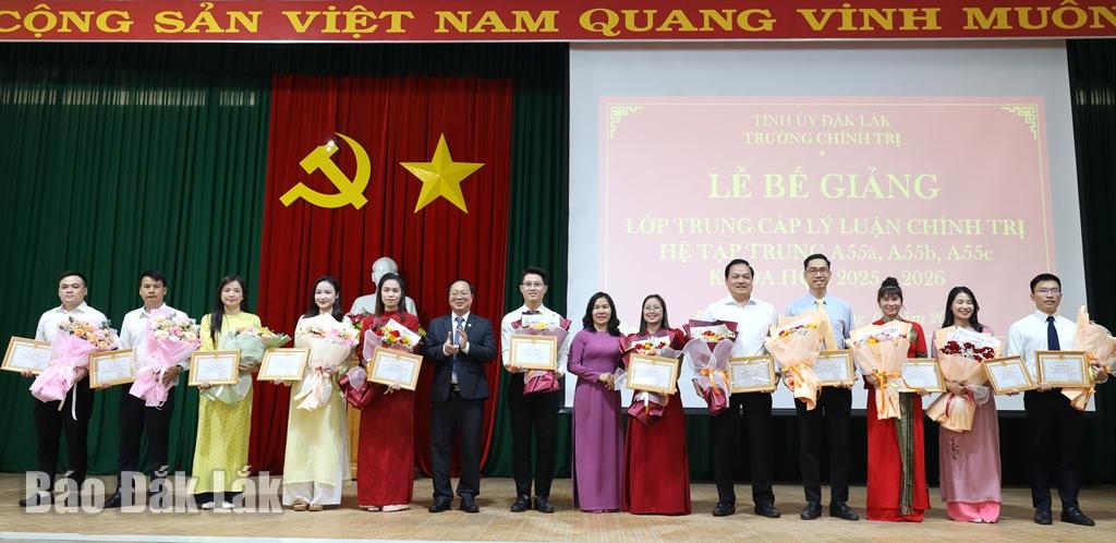 Tỉnh ủy viên, Hiệu trưởng Trường Chính trị tỉnh Huỳnh Chiến Thắng và Phó Hiệu trưởng Trường Chính trị tỉnh Nguyễn Thị Kim Thoa tặng giấy khen cho các học viên xuất sắc. 