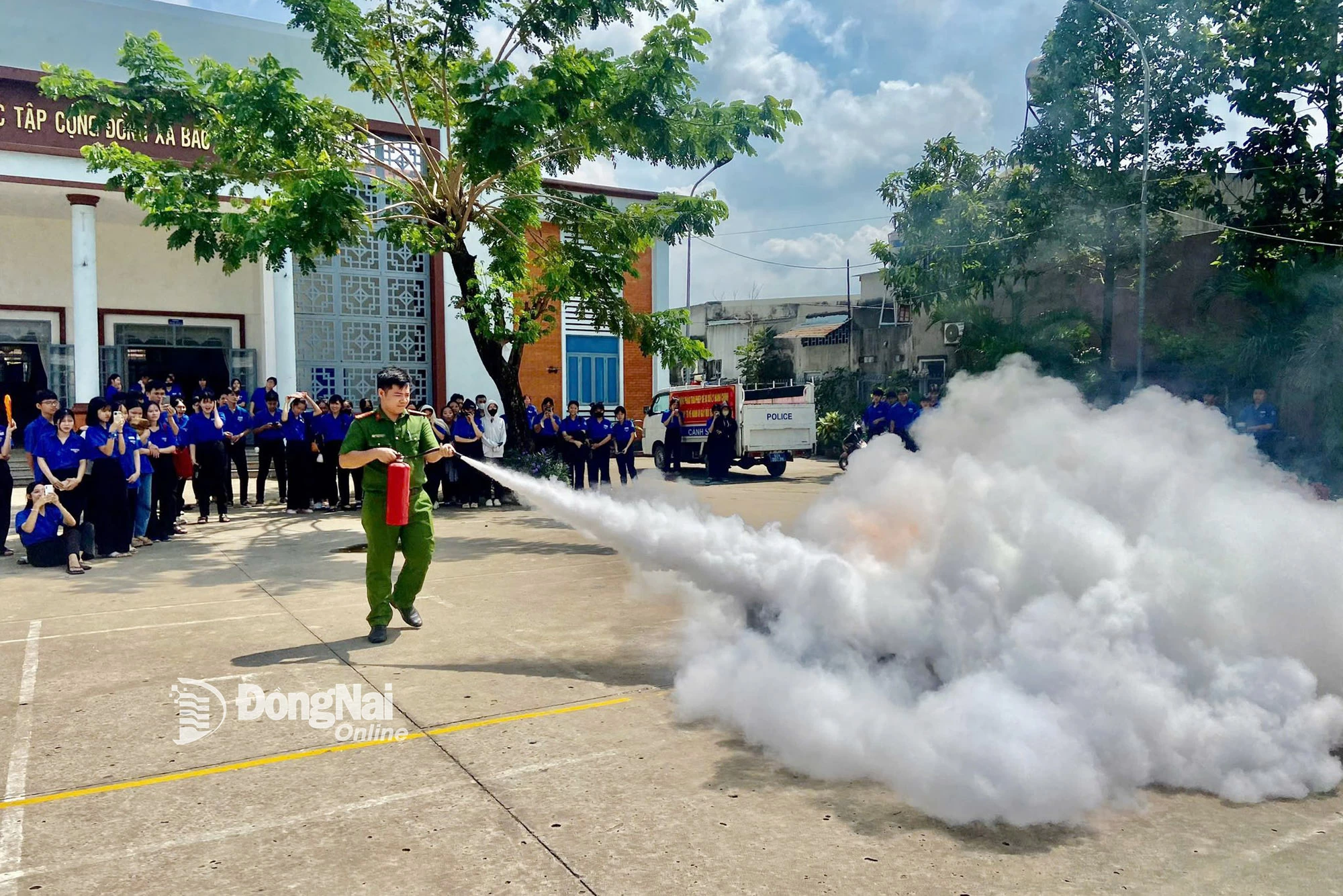 Công an xã Bình Minh hướng dẫn cách sử dụng các thiết bị phòng cháy, chữa cháy cho các đoàn viên, thanh niên xã Bình Minh. Ảnh: Thanh Tâm