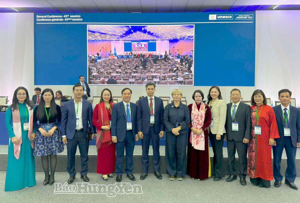 Các đồng chí trong đoàn công tác tỉnh Hưng Yên tham dự kỳ họp Đại hội đồng UNESCO lần thứ 43 cùng đại biểu quốc tế.