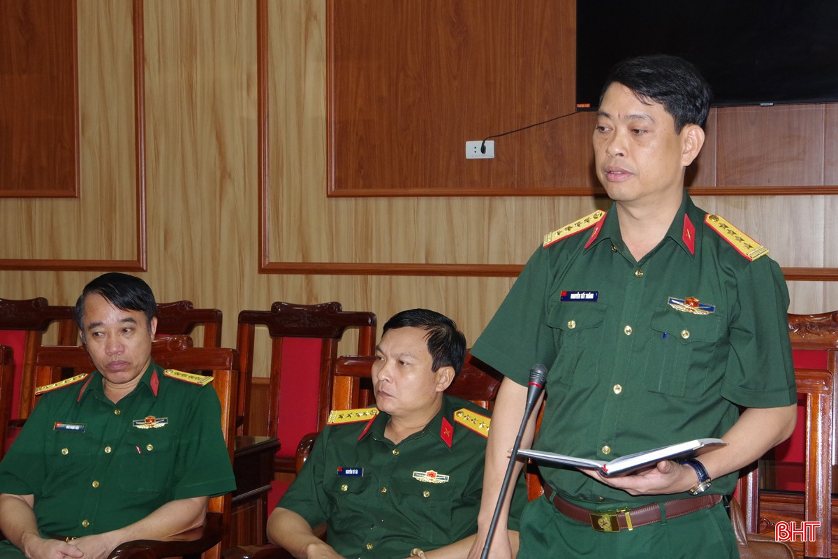 Đại tá Nguyễn Tất Thắng - Chủ nhiệm Chính trị Bộ CHQS tỉnh: Tăng cường công tác giáo dục tư tưởng, xác định tốt chức trách nhiệm vụ được giao. Trước mắt, cần ưu tiên tăng cường đội ngũ cán bộ BCH phòng thủ khu vực để tập trung hướng dẫn, chỉ đạo cho các xã trên địa bàn thực hiện tốt nhiệm vụ quân sự, quốc phòng địa phương. bqbht_br_3.jpg