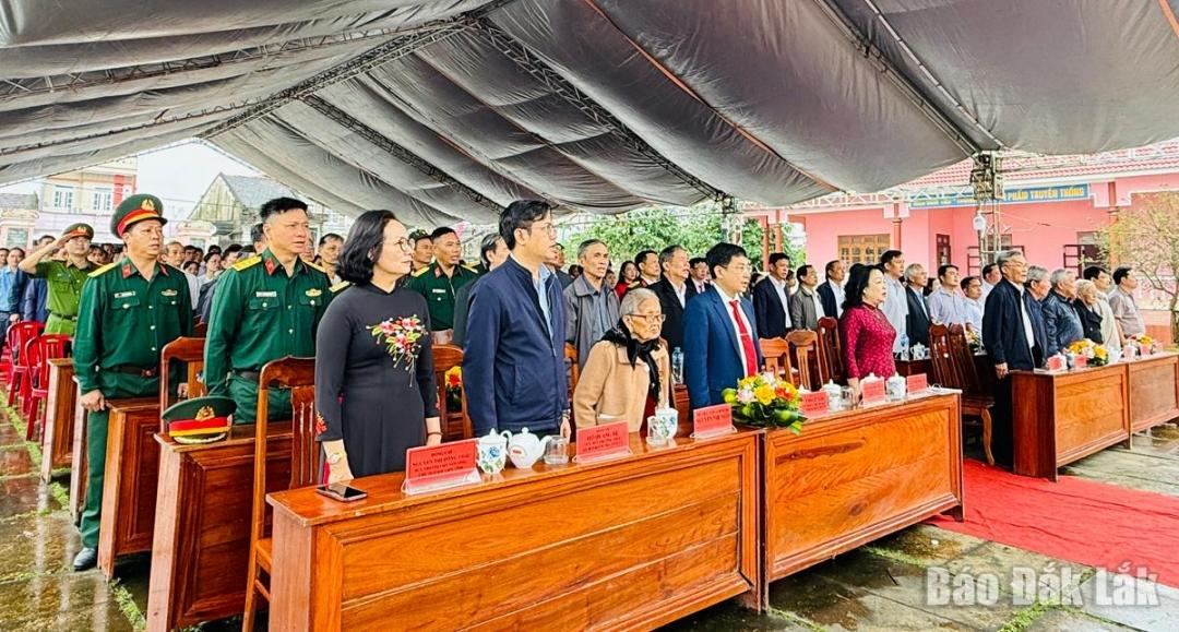 Các đại biểu tham dự thực hiện nghi thức chào cờ tại buổi lễ.