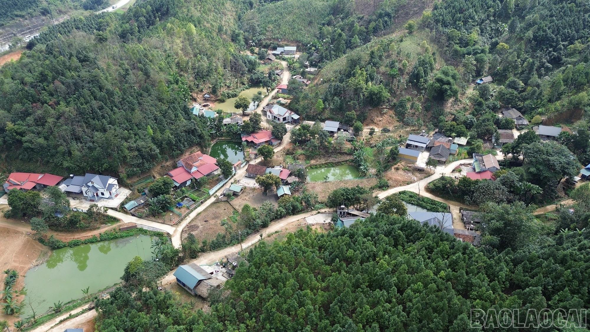 Khu vực thôn Lỵ 1, xã Cam Cọn dự kiến sẽ có nhiều hộ dân phải di chuyển nhà do nằm trong tim tuyến dự án đường sắt Lào Cai - Hà Nội - Hải Phòng. baolaocai-br_dji-0227.jpg