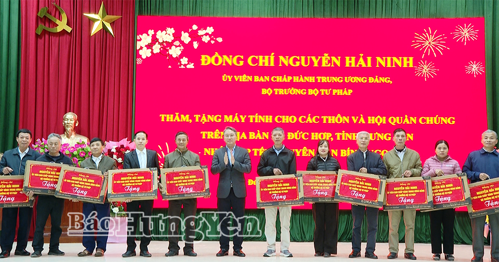 Đồng chí Bộ trưởng Bộ Tư pháp Nguyễn Hải Ninh trao máy tính tặng các thôn của xã Đức Hợp.