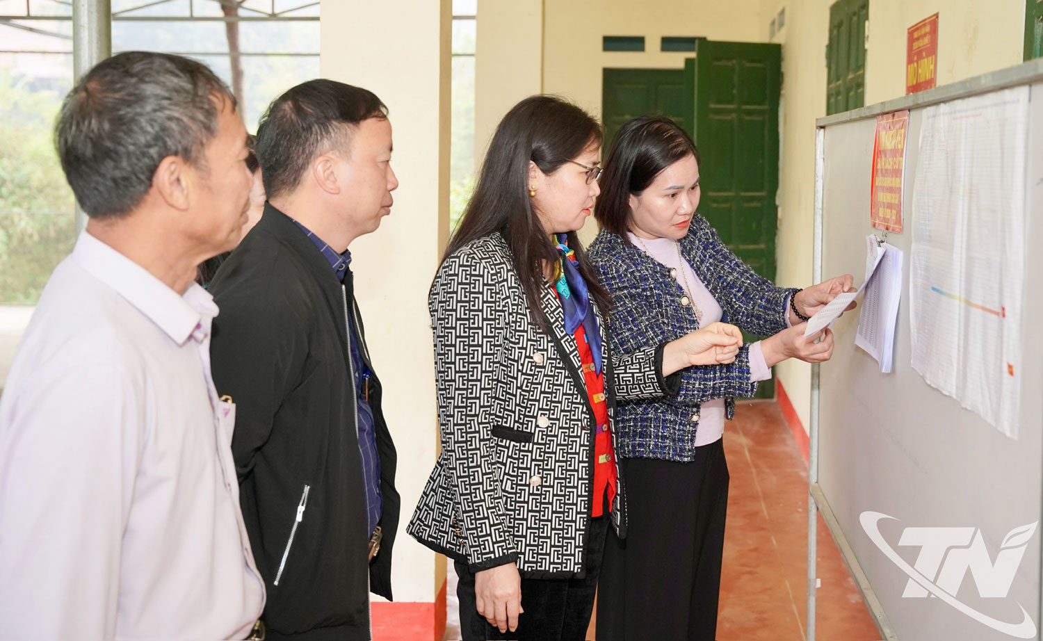 Đoàn kiểm tra, giám sát việc niêm yết danh sách cử tri tham gia bầu cử.