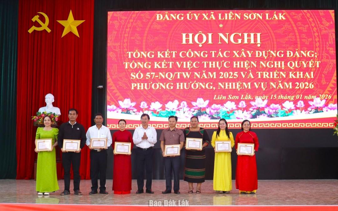 Phó Bí thư Thường trực Đảng ủy xã Nguyễn Trọng Trung tặng giấy khen các chi bộ trực thuộc hoàn thành xuất sắc nhiệm vụ năm 2025.