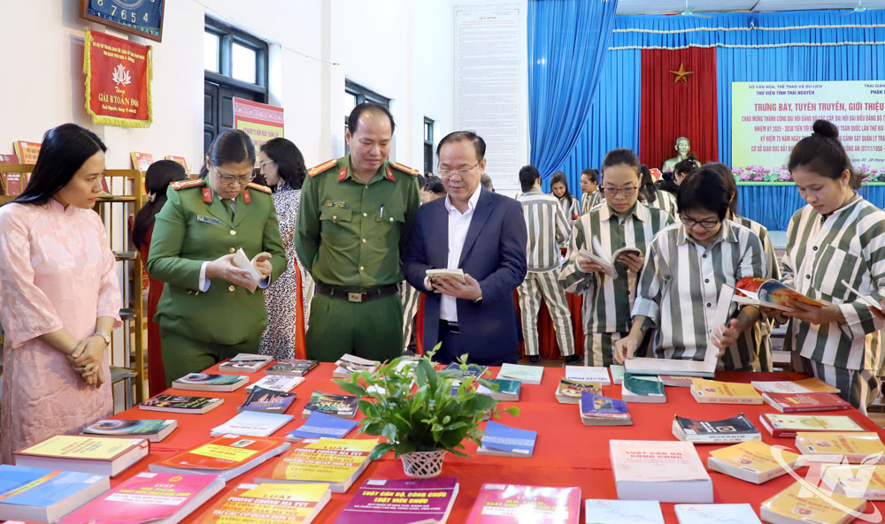 Các đại biểu và phạm nhân tham quan Không gian trưng bày, tuyên truyền, giới thiệu sách tại Trại giam Phú Sơn 4