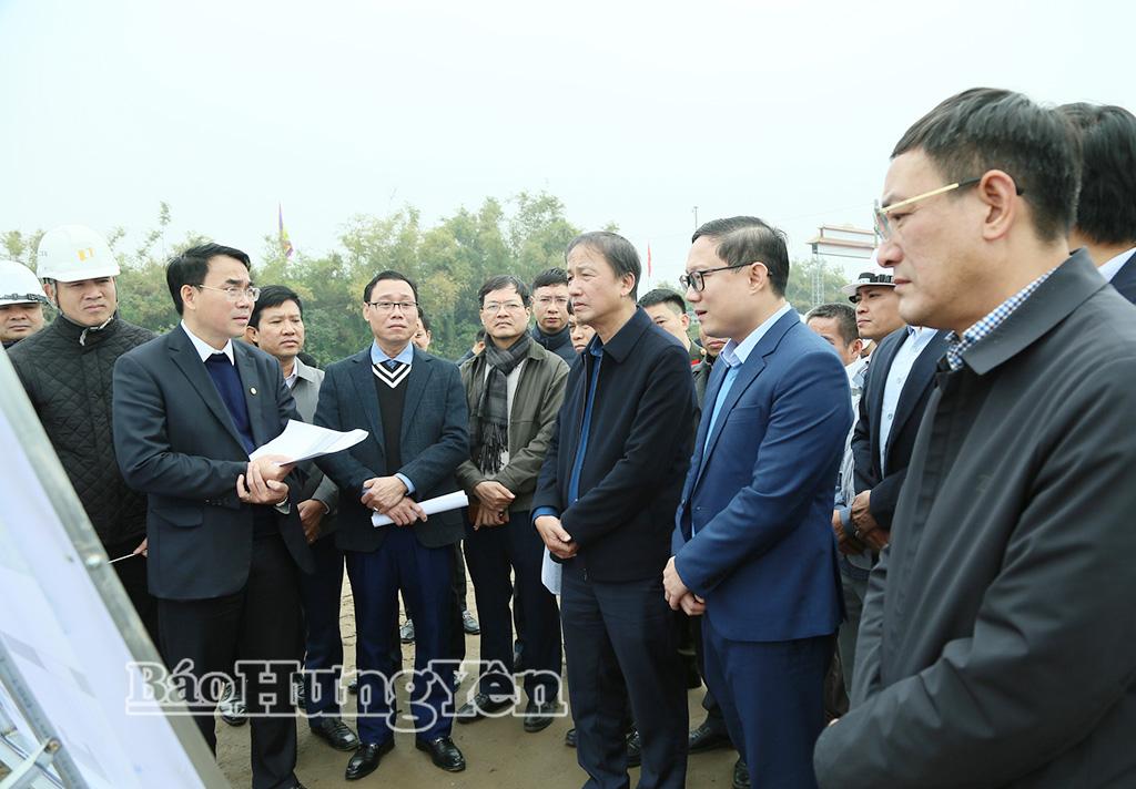 Đồng chí Phó Chủ tịch UBND tỉnh Nguyễn Hùng Nam kiểm tra tiến độ triển khai dự án xây dựng tuyến đường kết nối di sản văn hóa – du lịch và phát triển kinh tế dọc sông Hồng.