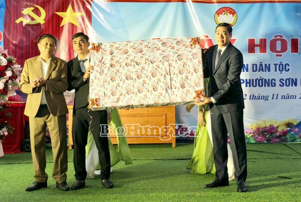 Lãnh đạo phường Sơn Nam tặng quà khu dân cư Kệ Châu 1.