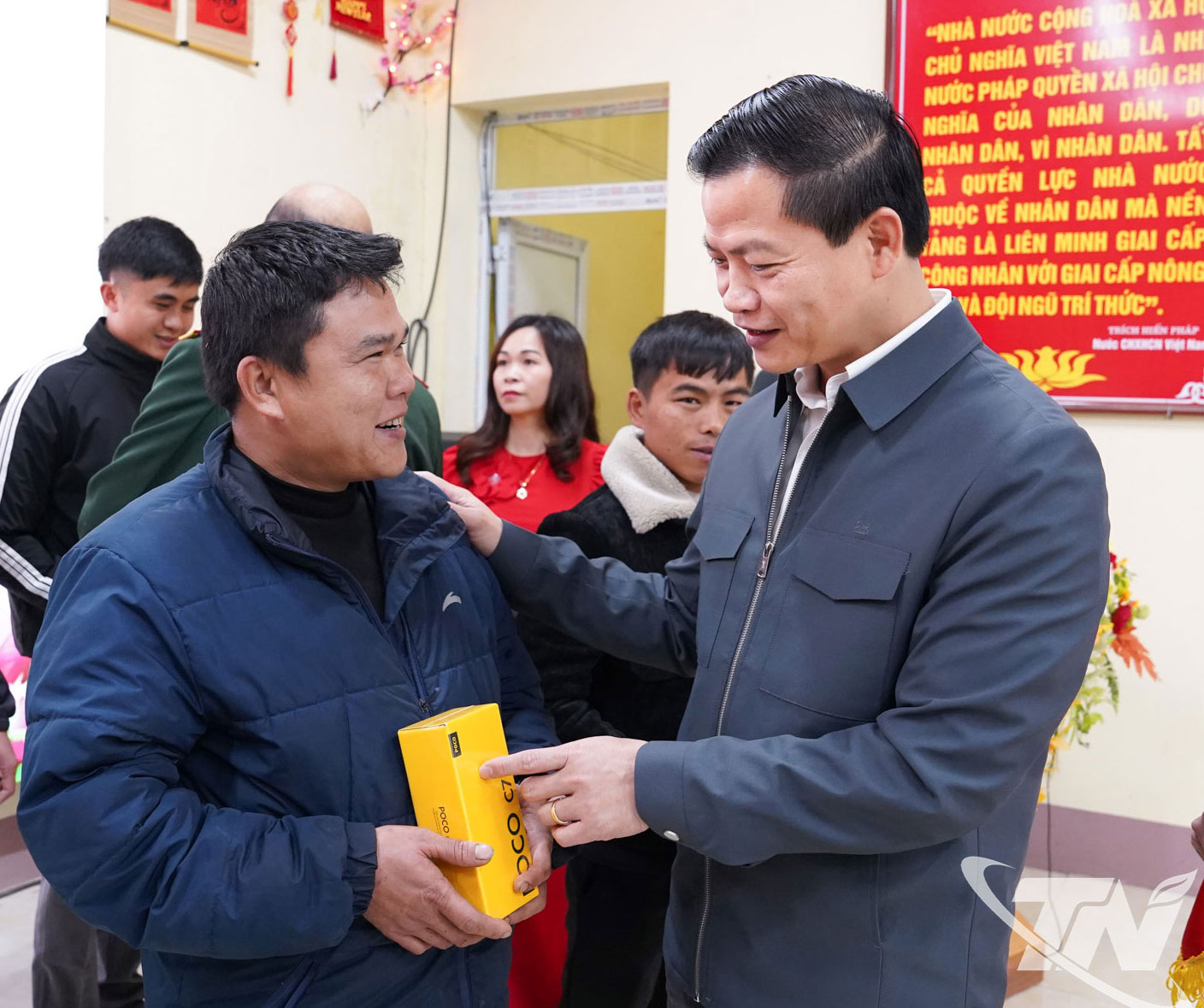 Đồng chí Chủ tịch UBND tỉnh Vương Quốc Tuấn trao tặng điện thoại thông minh cho các trưởng xóm vùng được xóa “lõm sóng”.