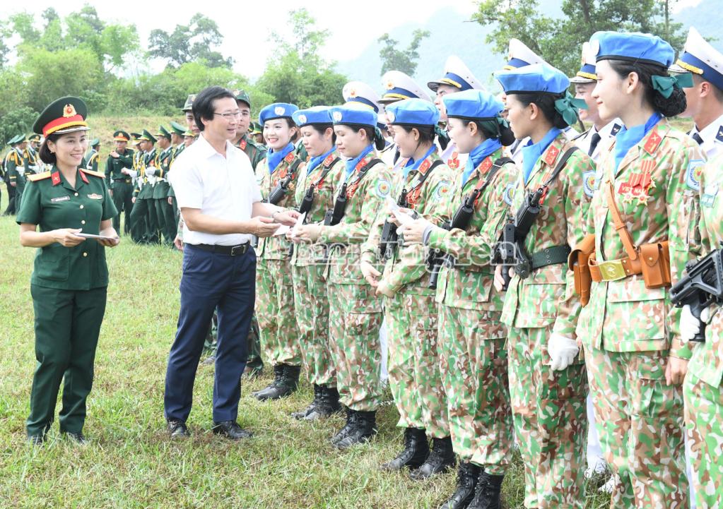 Đồng chí Nguyễn Bật Khánh, Phó Chủ tịch Ủy ban MTTQ Việt Nam tỉnh động viên, tặng quà cán bộ, chiến sĩ tỉnh Hưng Yên tham gia thực hiện nhiệm vụ diễu binh, diễu hành.