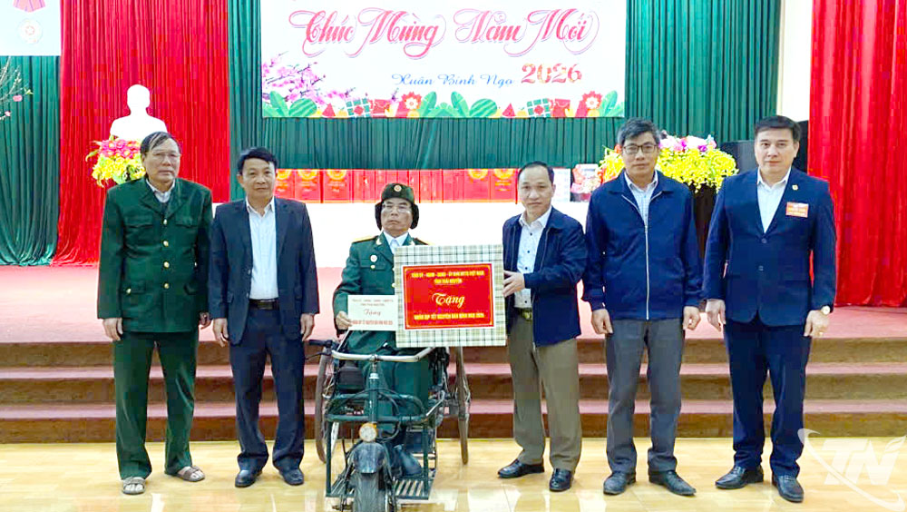 Đoàn công tác tỉnh Thái Nguyên thăm, tặng quà các thương binh người Thái Nguyên đang điều dưỡng tại các trung tâm điều dưỡng thương binh khu vực phía Bắc.