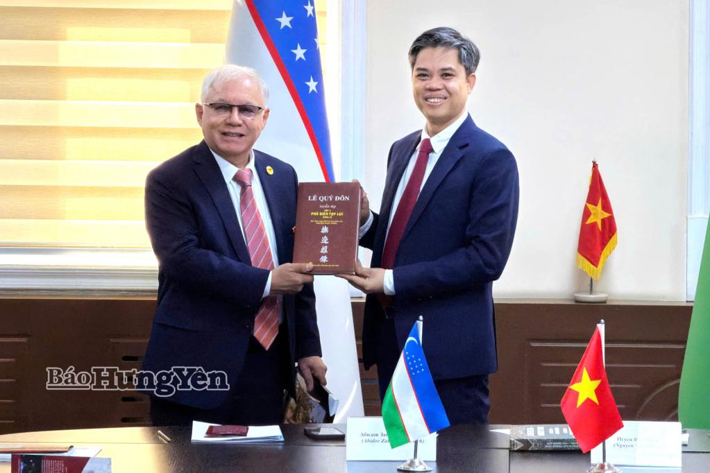 Đồng chí Nguyễn Văn Chiến, Ủy viên Ban Thường vụ, Trưởng ban Tuyên giáo và Dân vận Tỉnh ủy Hưng Yên trao tặng cuốn sách về danh nhân văn hóa Lê Quý Đôn cho ông Alisher Rustamovich Mukhamedov, Chủ tịch Hội hữu nghị Uzbekistan - Việt Nam.
