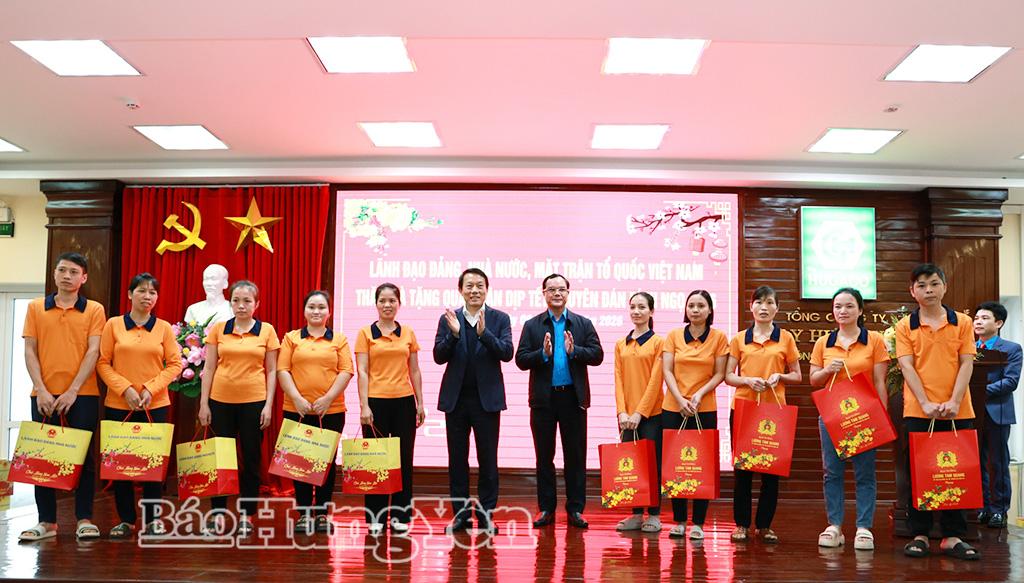 Đồng chí Bộ trưởng Bộ Công an Lương Tam Quang và đồng chí Chủ tịch Tổng Liên đoàn Lao động Việt Nam Nguyễn Đình Khang trao quà tặng công nhân lao động có hoàn cảnh khó khăn của Tổng Công ty May Hưng Yên - Công ty cổ phần.