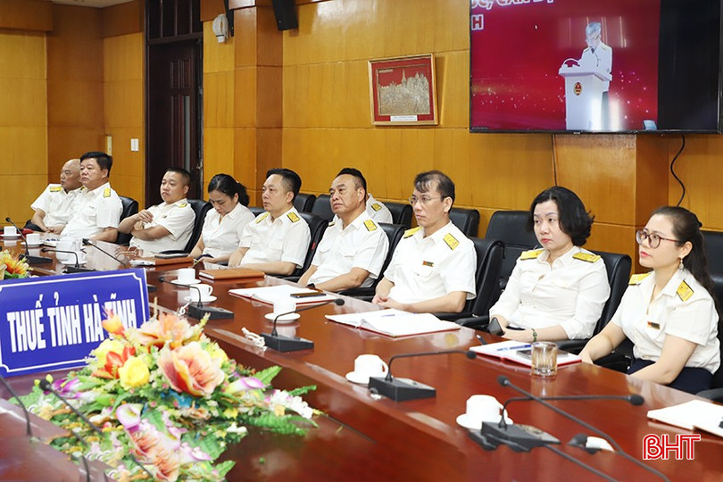 Cán bộ Thuế tỉnh Hà Tĩnh theo dõi hội nghị trực tuyến. bqbht_br_2163.jpg