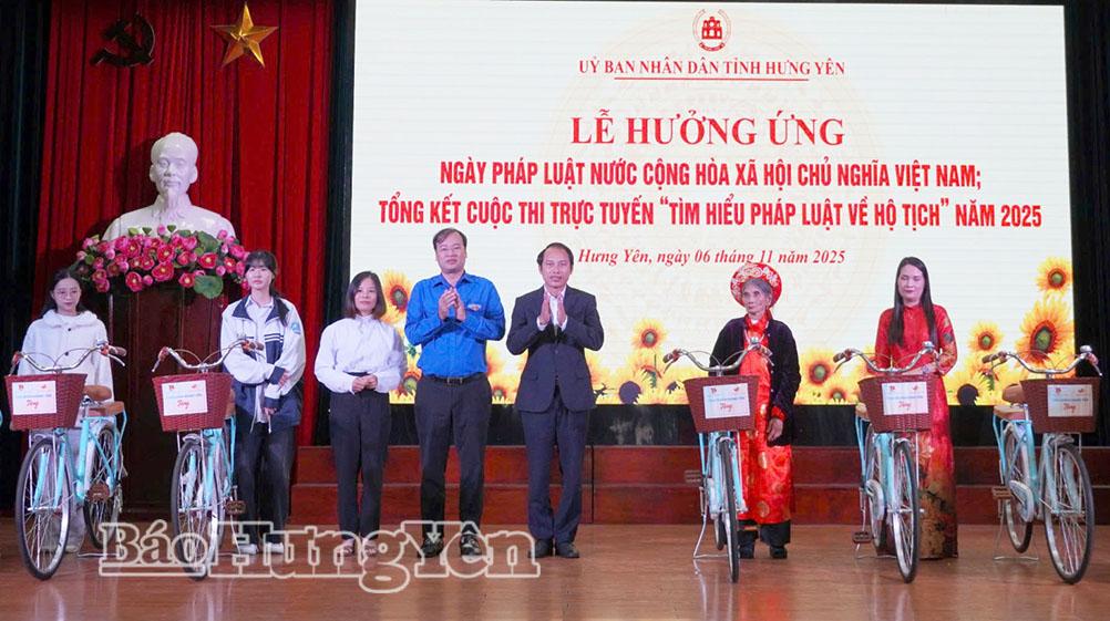 Trao tặng xe đạp cho thí sinh tham gia cuộc thi trực tuyến