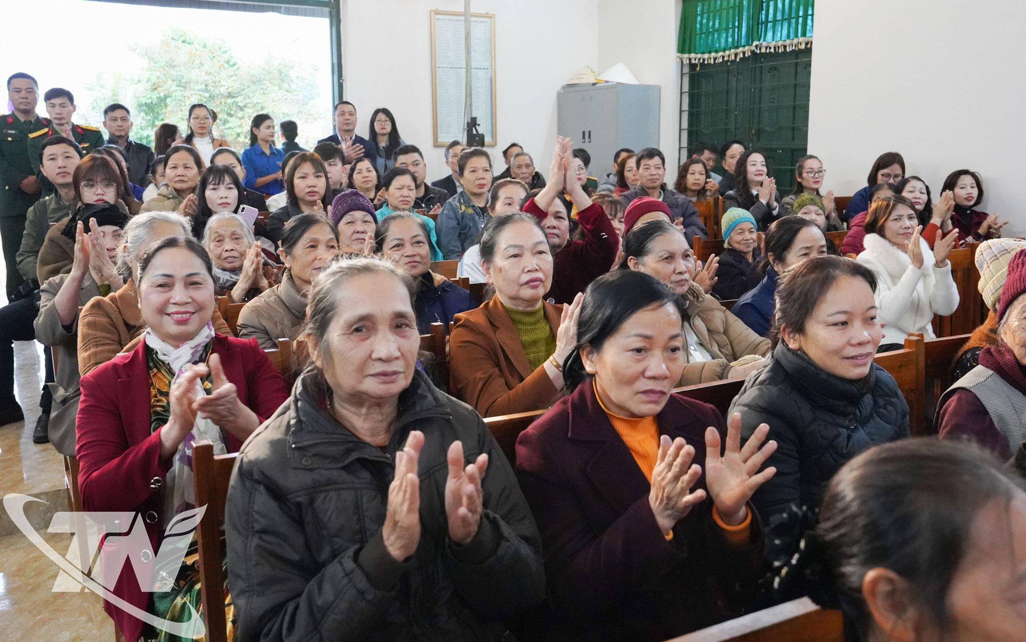 Cử tri tổ dân phố Mỏ Đá tại Hội nghị.