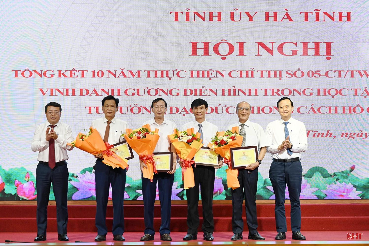 Trưởng ban Tuyên giáo và Dân vận Tỉnh ủy Hà Văn Hùng; Phó Chủ tịch UBND tỉnh Dương Tất Thắng tặng giấy khen các tập thể và cá nhân tiêu biểu trong hoạt động tuyên truyền, quảng bá. Trưởng ban Tuyên giáo và Dân vận Tỉnh ủy Hà Văn Hùng; Phó Chủ tịch UBND tỉnh Dương Tất Thắng tặng giấy khen các tập thể và cá nhân tiêu biểu trong hoạt động tuyên truyền, quảng bá.