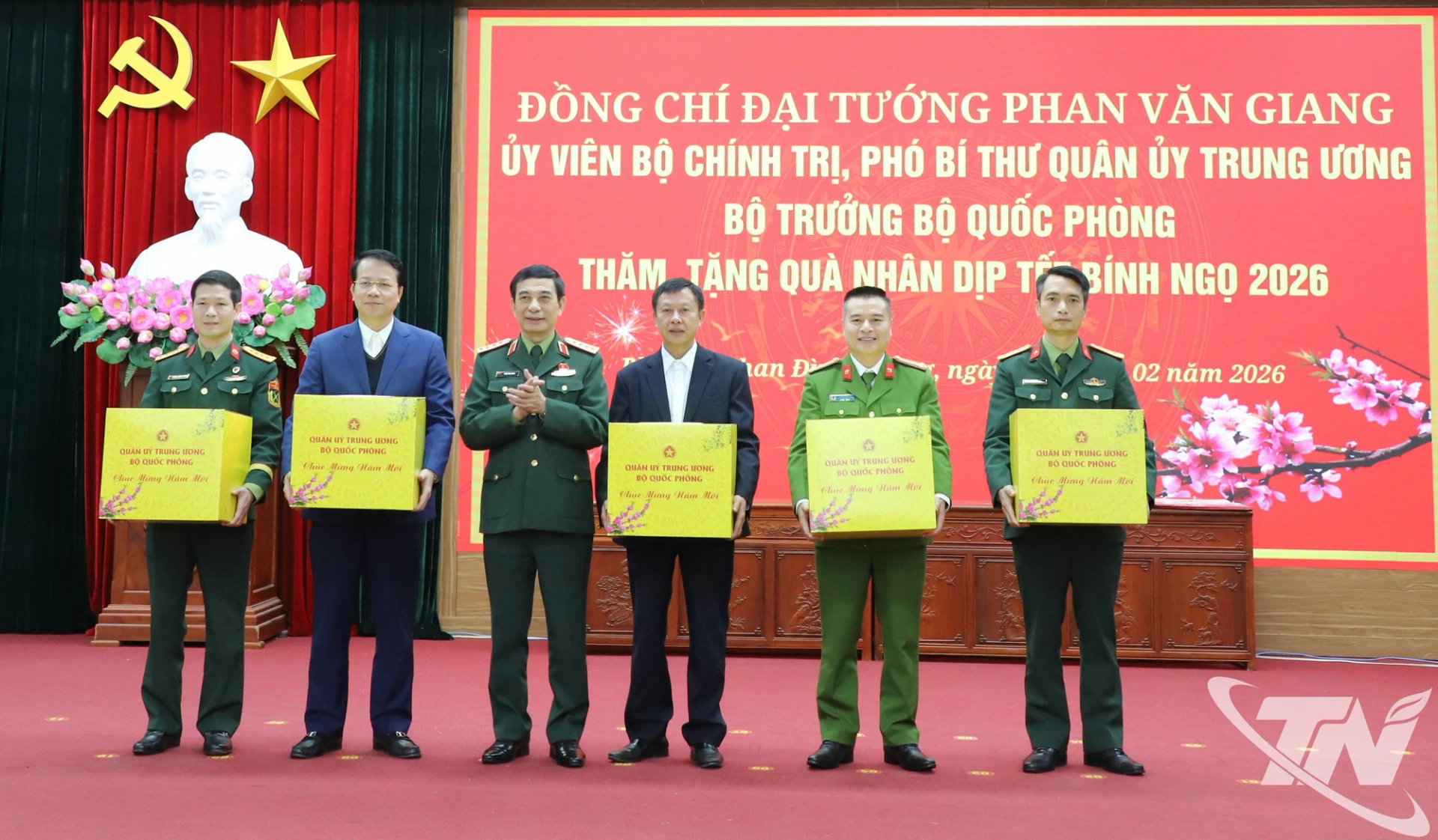 Đại tướng Phan Văn Giang tặng quà tại phường Phan Đình Phùng.