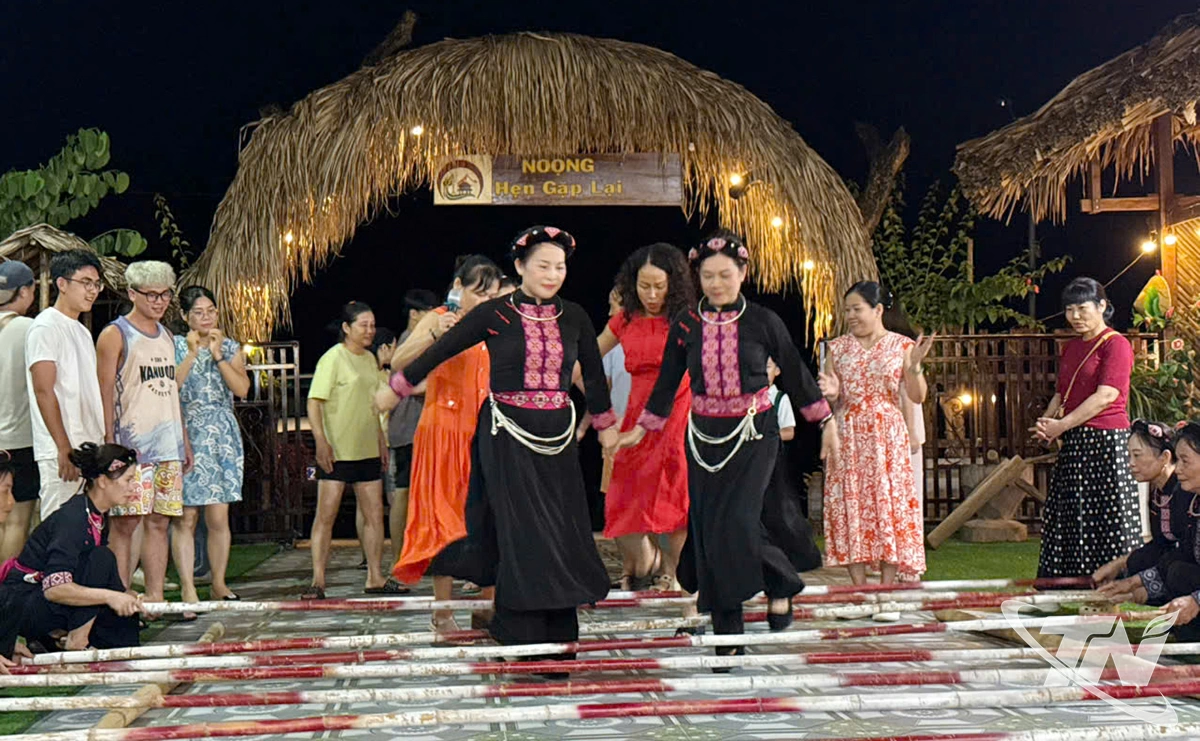 Du khách trải nghiệm du lịch cộng đồng xóm Mỏ Gà, xã Võ Nhai.