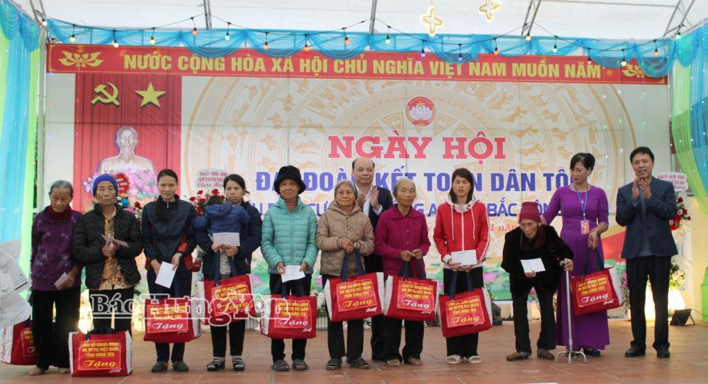 Đồng chí Đặng Thanh Giang, Ủy viên Ban Thường vụ Tỉnh ủy, Phó Chủ tịch HĐND tỉnh tặng quà cho hộ nghèo của thôn Đông An, xã Bắc Đông Quan.