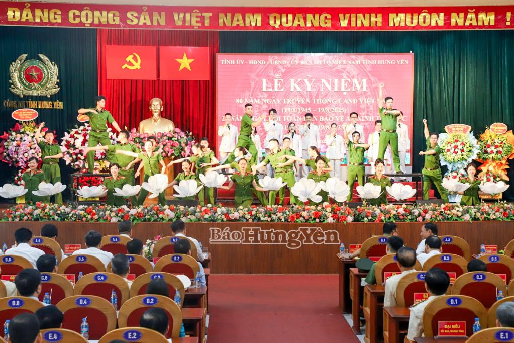 Tiết mục văn nghệ tại lễ kỷ niệm.
