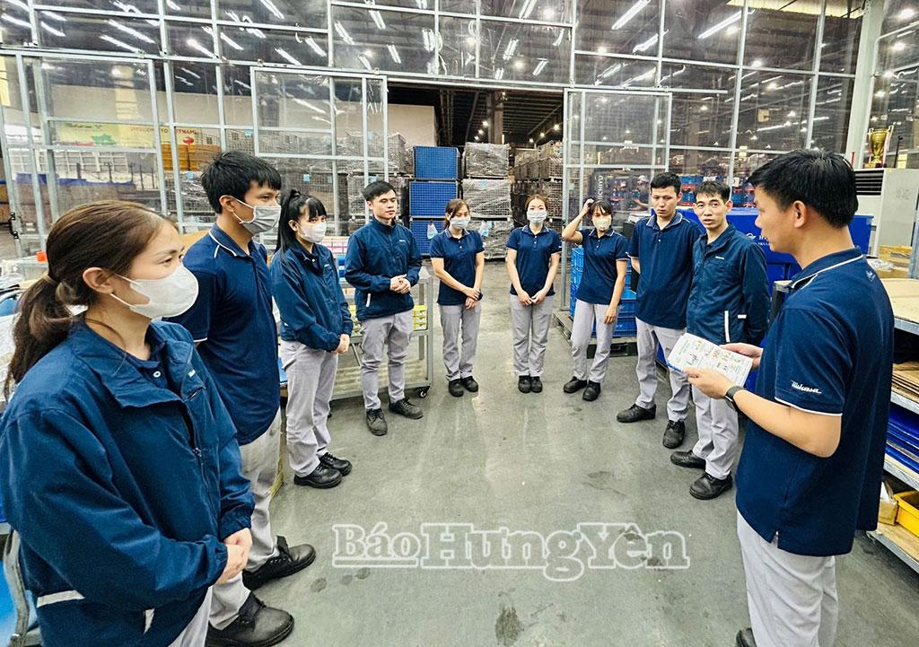 Người lao động Công ty TNHH Mikasa Việt Nam (Khu công nghiệp Thăng Long II) được tuyên truyền về cuộc bầu cử trong giờ nghỉ giải lao.