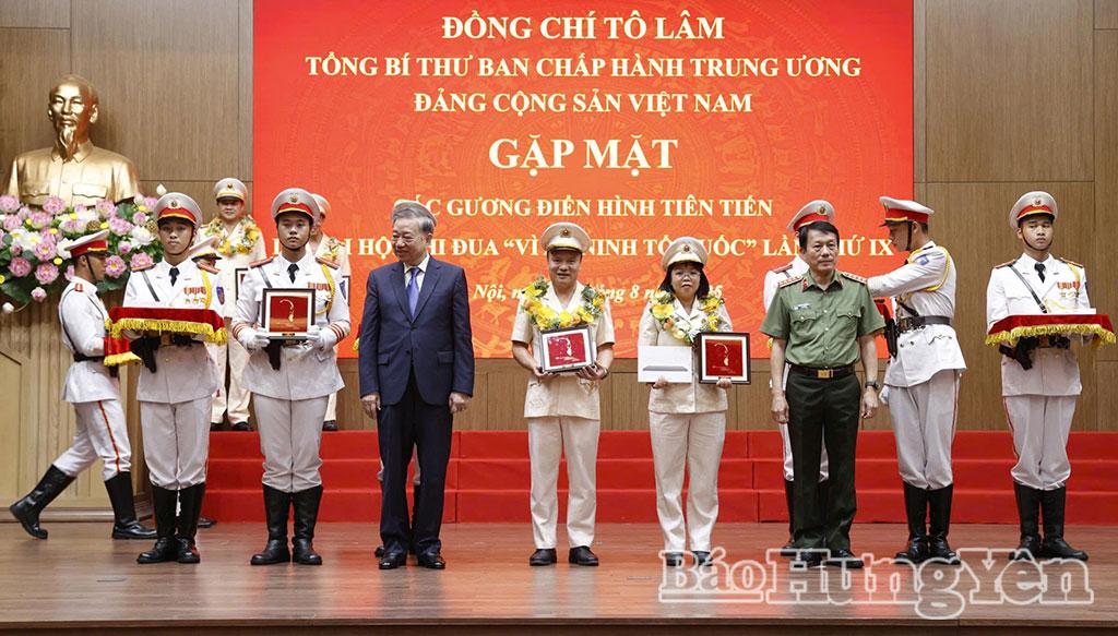 Tổng Bí thư Tô Lâm với các điển hình tiên tiến trong Công an nhân dân và lực lượng bảo vệ an ninh trật tự. (Trung tá Nguyễn Thị Lệ Oanh đứng thứ 4 từ bên phải sang).