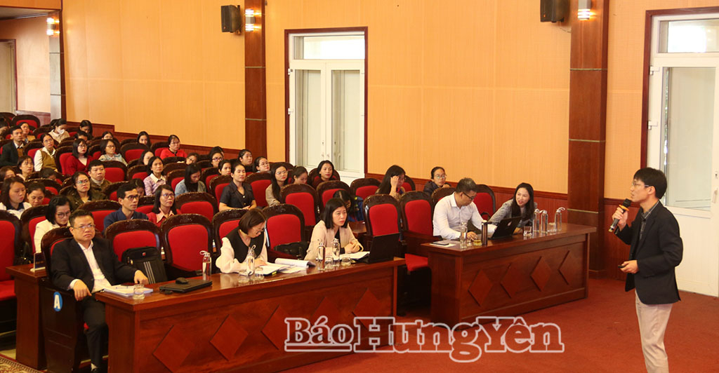 Đại diện phòng chuyên môn BHXH tỉnh truyền đạt những điểm mới về chính sách BHXH, BHYT.