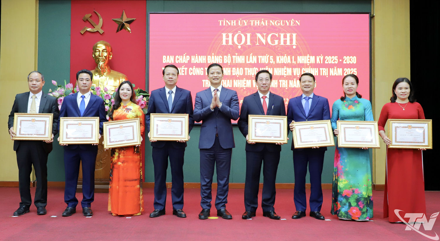 Đồng chí Chủ tịch UBND tỉnh Vương Quốc Tuấn trao Bằng khen cho các đảng bộ cấp trên trực tiếp của tổ chức cơ sở đảng đạt tiêu chuẩn Hoàn thành xuất sắc nhiệm vụ tiêu biểu năm 2025.