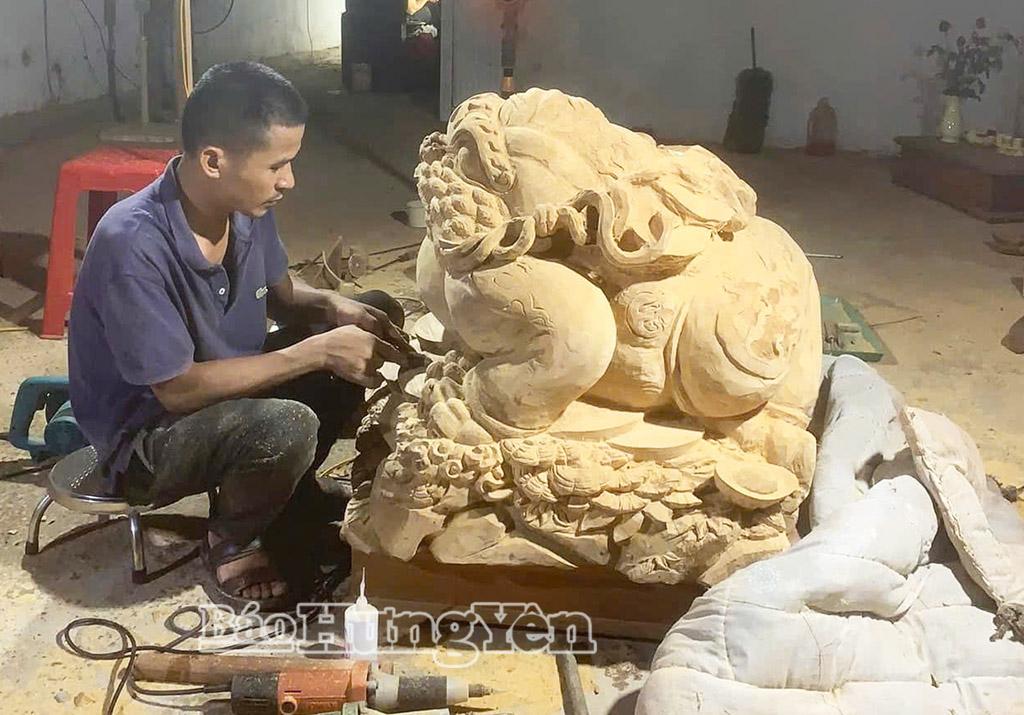 Sản xuất sản phẩm phục vụ thị trường Tết tại làng nghề mộc mỹ nghệ Dương Quang,phường Thượng Hồng.