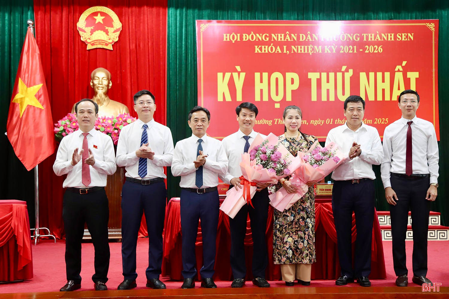Phó Bí thư Thường trực Tỉnh ủy Trần Thế Dũng, Phó Chủ tịch Thường trực HĐND tỉnh Trần Tú Anh tặng hoa chúc mừng Thường trực HĐND phường Thành Sen ra mắt nhận nhiệm vụ mới. bqbht_br_img-6622-copy.jpg