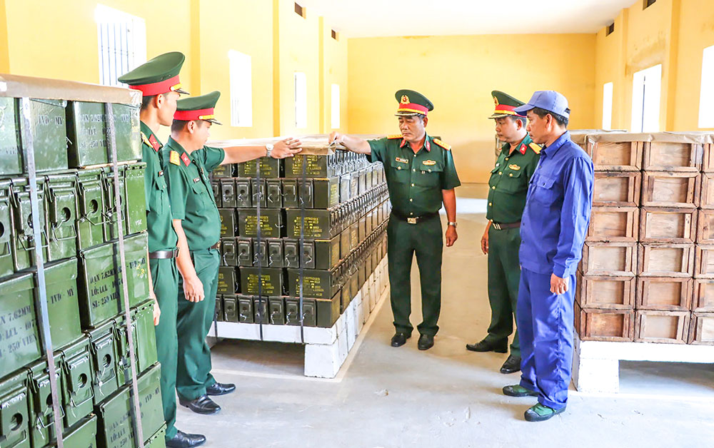 Duy trì tốt công tác bảo quản, bảo dưỡng, sửa chữa niêm cất trang bị kỹ thuật theo phân cấp. Ảnh: NGUYỄN THỊNH