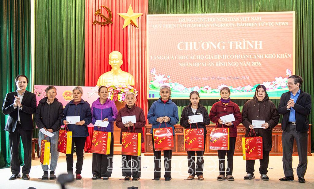 Trung ương Hội Nông dân Việt Nam phối hợp với Quỹ Thiện Tâm (Tập đoàn Vingroup) và Báo điện tử VTC News tổ chức chương trình trao tặng quà Tết cho các hộ  có hoàn cảnh khó khăn ở xã A Sào.