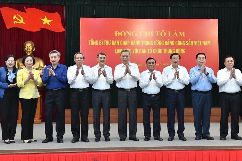 Tổng Bí thư Tô Lâm với các đồng chí lãnh đạo Đảng, Nhà nước và các đại biểu tham dự buổi làm việc. (Ảnh: ĐĂNG KHOA) Tổng Bí thư Tô Lâm với các đồng chí lãnh đạo Đảng, Nhà nước và các đại biểu tham dự buổi làm việc. (Ảnh: ĐĂNG KHOA)