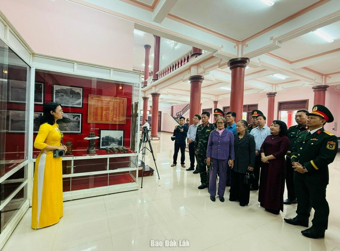 Các đồng chí lãnh đạo, đại biểu và nhân dân tham quan và nghe thuyết minh tại khu di tích.