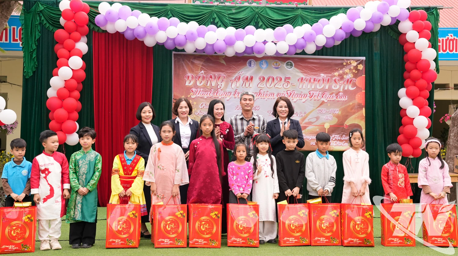 Đại diện trường Tiểu học Trưng Vương tặng quà cho các em học sinh có hoàn cảnh khó khăn của trường Tiểu học Quảng Chu.