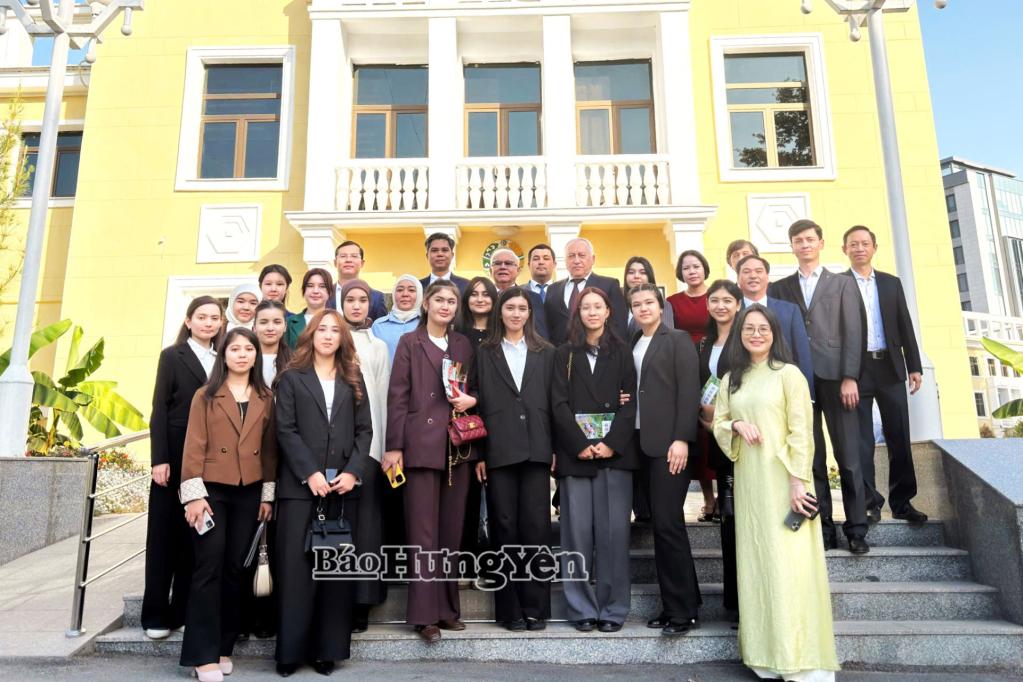 Các thành viên trong Đoàn công tác tỉnh Hưng Yên tại Uzbekistan cùng đại biểu và sinh viên các trường đại học chụp ảnh lưu niệm.