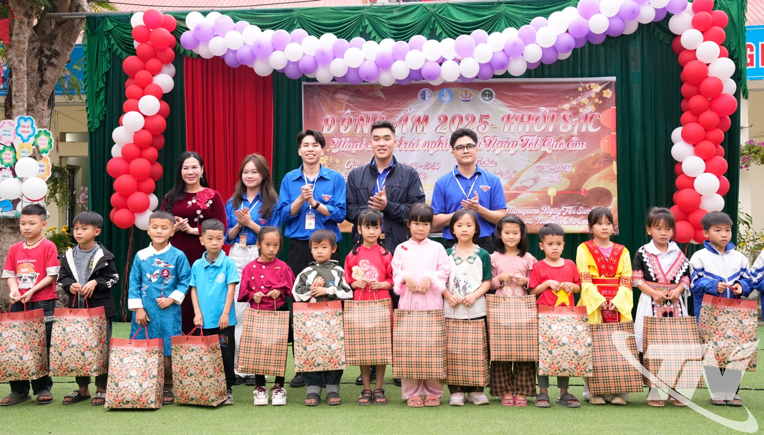 Đại diện Đội tình nguyện Thái Nguyên tặng quà cho các em học sinh có hoàn cảnh khó khăn của trường Tiểu học Quảng Chu.