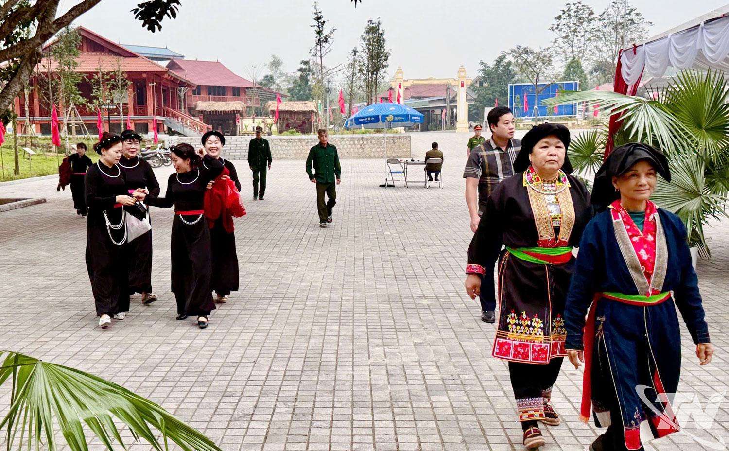 Đồng bào dân tộc xã Phú Đình nô nức tham gia Ngày bầu cử.