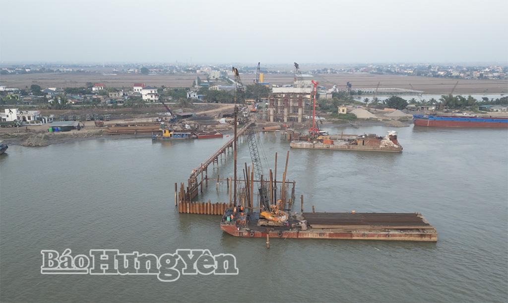 Thi công cầu vượt sông Hồng, thuộc tuyến đường bộ cao tốc CT.08.